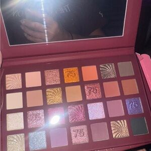 Eyeshadow Palette with Vibrant Shades